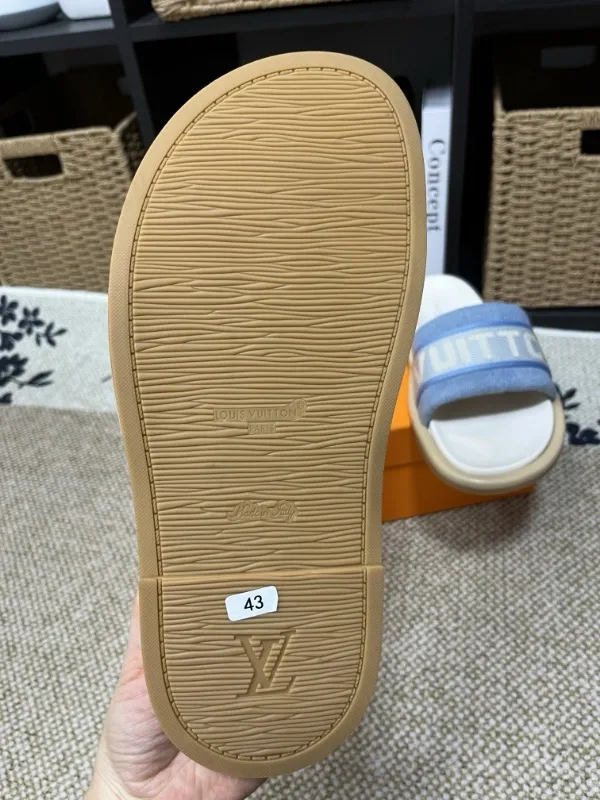 P320💰[New model] Long-term availability, 2025 new model, couple model [LOUlS VUlTTON] comes with drawer box, bag, card, invoice "Louis Vuitton ~ unique modern sandals. 》LV counter purchasing 🏃Men's and women's casual slippers, sold at the same time at the counter, the original old flower material upper is soft and comfortable, (refuses to discolor and rub the feet) sole: original factory special combination original sole, code number: 35--46 4 multiple colors 🉑️ to choose from